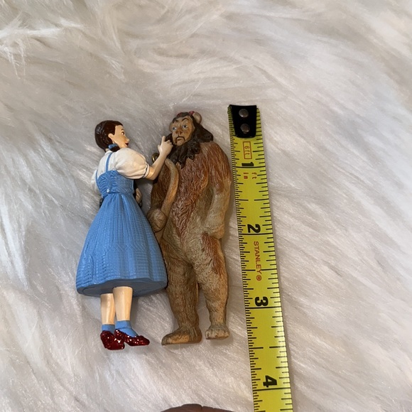 Hallmark 2004 Dorothy and Cowardly Lion Ornament - Picture 3 of 4